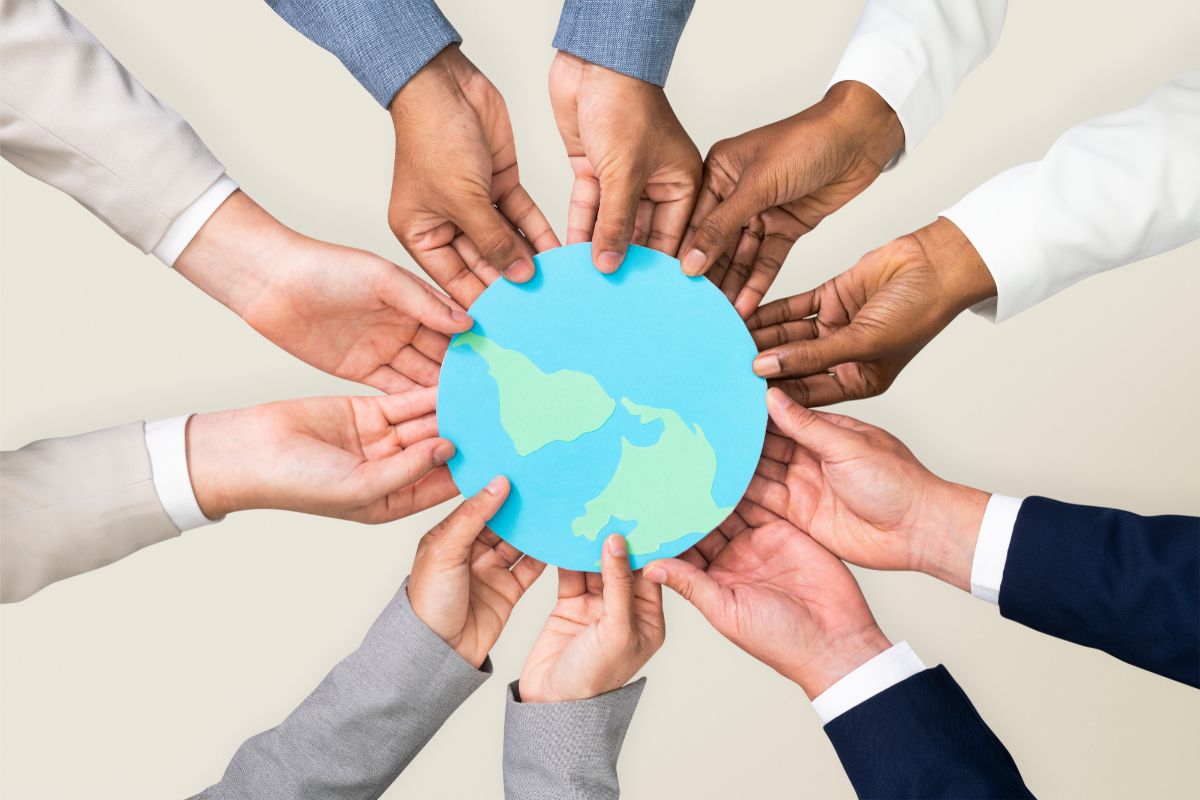 Prise de vue de mais de dirigeants d'entreprise tenant une image de la terre