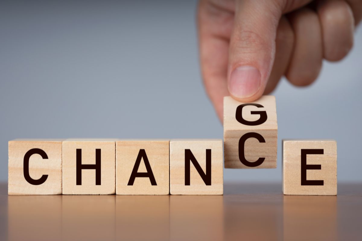 cplus-nouvelle-version-iso-9001 Concept du changement avec des blocs en bois qui forment le mot "change"