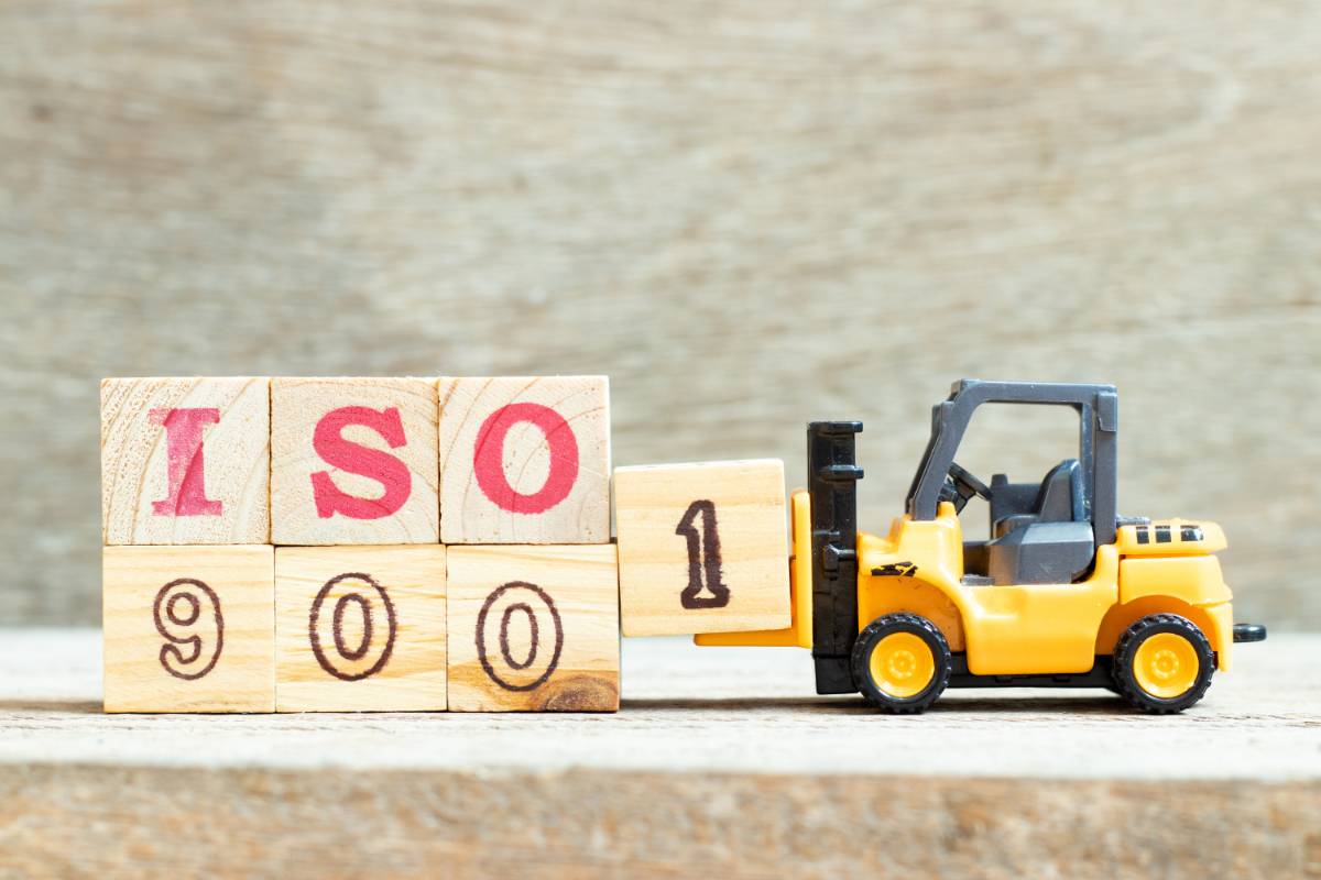 Blocs en bois superposés pour créé le mot ISO 9001