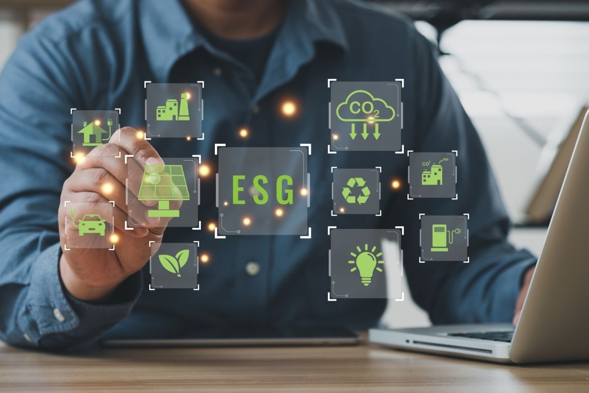 fresque-organisation-responsable Homme d'affaires utilisant un ordinateur pour analyser la stratégie ESG de son entreprise