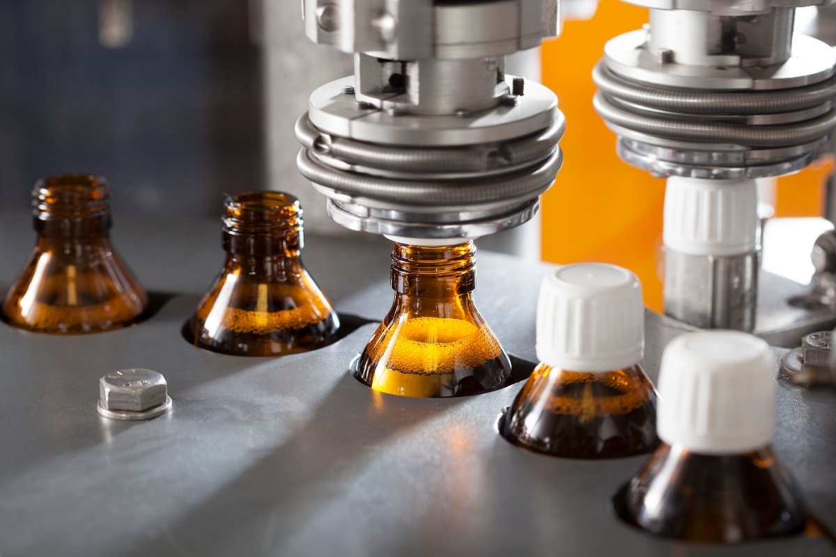 norme-iso-13485-definition Chaine d'une usine pharmaceutique pour des bouteilles de sirop