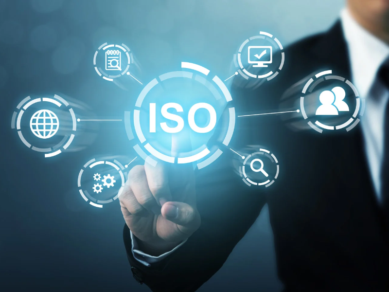 Homme en costume touchant une interface tactile affichant « ISO » entouré d’icônes de sécurité de l’information